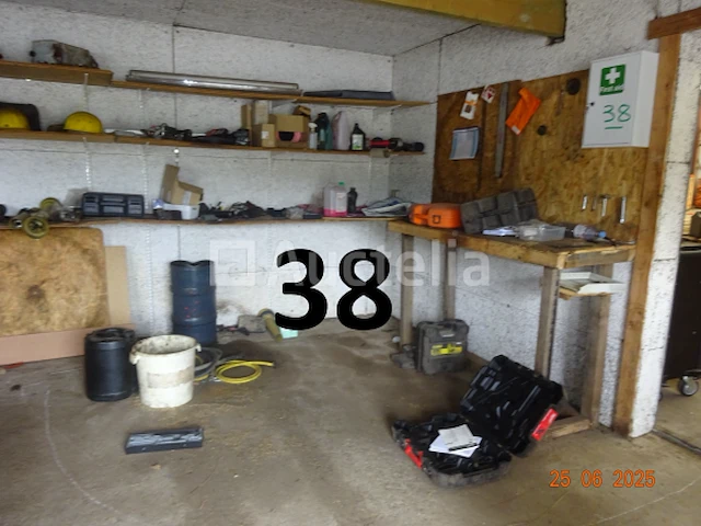 De hele kamer inclusief olieblikken met pomp, pvc-bussen met adblue en pomp, 8 riemen a4-papier (2500 vellen per doos, d.w.z. 20.000 vellen) - afbeelding 12 van  13