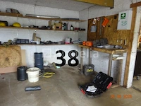 De hele kamer inclusief olieblikken met pomp, pvc-bussen met adblue en pomp, 8 riemen a4-papier (2500 vellen per doos, d.w.z. 20.000 vellen) - afbeelding 12 van  13