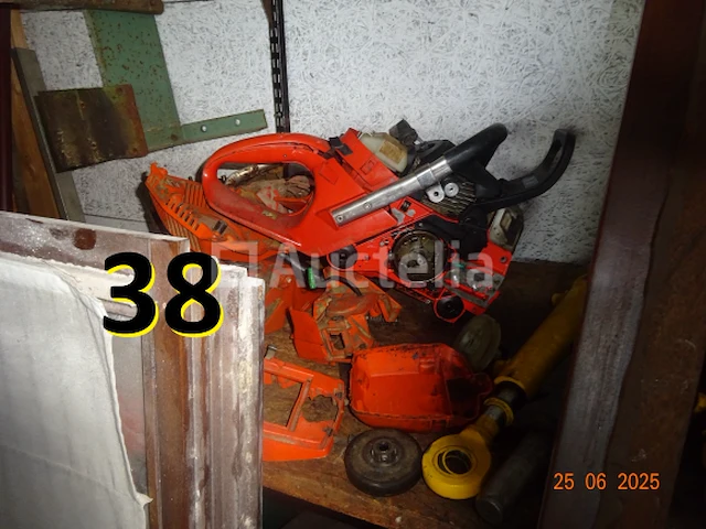 De hele kamer inclusief olieblikken met pomp, pvc-bussen met adblue en pomp, 8 riemen a4-papier (2500 vellen per doos, d.w.z. 20.000 vellen) - afbeelding 13 van  13