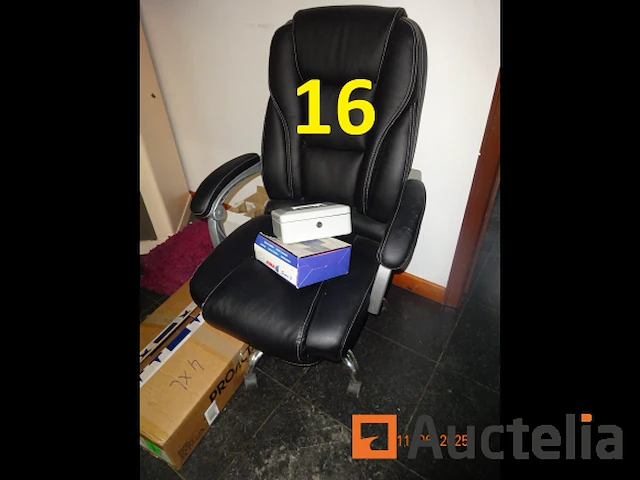 De hele kamer met uitzondering van de gemarkeerde kavels, namelijk: 1 tafel, 1 hoekbank, 2 stoelen in grijze stof, 1 salontafel, 2 kleine fauteuils in grijze stof, 1 kapstok, 1 directiestoel op wielen, 1 vuilnisbak, 1 kleine witte kast met twee deuren en twee lades, 1 hagen koffiezetapparaat, 5 koffers mouwloze k-way jassen met het opschrift "dubois", 1 zilveren lamp, 1 halogeen op een standaard, 1 kunstplant - afbeelding 2 van  16