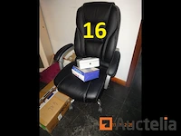 De hele kamer met uitzondering van de gemarkeerde kavels, namelijk: 1 tafel, 1 hoekbank, 2 stoelen in grijze stof, 1 salontafel, 2 kleine fauteuils in grijze stof, 1 kapstok, 1 directiestoel op wielen, 1 vuilnisbak, 1 kleine witte kast met twee deuren en twee lades, 1 hagen koffiezetapparaat, 5 koffers mouwloze k-way jassen met het opschrift "dubois", 1 zilveren lamp, 1 halogeen op een standaard, 1 kunstplant - afbeelding 2 van  16