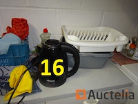 De hele kamer met uitzondering van de gemarkeerde kavels, namelijk: 1 tafel, 1 hoekbank, 2 stoelen in grijze stof, 1 salontafel, 2 kleine fauteuils in grijze stof, 1 kapstok, 1 directiestoel op wielen, 1 vuilnisbak, 1 kleine witte kast met twee deuren en twee lades, 1 hagen koffiezetapparaat, 5 koffers mouwloze k-way jassen met het opschrift "dubois", 1 zilveren lamp, 1 halogeen op een standaard, 1 kunstplant - afbeelding 3 van  16