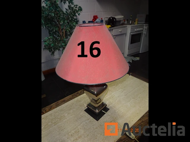 De hele kamer met uitzondering van de gemarkeerde kavels, namelijk: 1 tafel, 1 hoekbank, 2 stoelen in grijze stof, 1 salontafel, 2 kleine fauteuils in grijze stof, 1 kapstok, 1 directiestoel op wielen, 1 vuilnisbak, 1 kleine witte kast met twee deuren en twee lades, 1 hagen koffiezetapparaat, 5 koffers mouwloze k-way jassen met het opschrift "dubois", 1 zilveren lamp, 1 halogeen op een standaard, 1 kunstplant - afbeelding 4 van  16