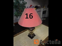 De hele kamer met uitzondering van de gemarkeerde kavels, namelijk: 1 tafel, 1 hoekbank, 2 stoelen in grijze stof, 1 salontafel, 2 kleine fauteuils in grijze stof, 1 kapstok, 1 directiestoel op wielen, 1 vuilnisbak, 1 kleine witte kast met twee deuren en twee lades, 1 hagen koffiezetapparaat, 5 koffers mouwloze k-way jassen met het opschrift "dubois", 1 zilveren lamp, 1 halogeen op een standaard, 1 kunstplant - afbeelding 4 van  16