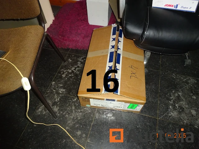 De hele kamer met uitzondering van de gemarkeerde kavels, namelijk: 1 tafel, 1 hoekbank, 2 stoelen in grijze stof, 1 salontafel, 2 kleine fauteuils in grijze stof, 1 kapstok, 1 directiestoel op wielen, 1 vuilnisbak, 1 kleine witte kast met twee deuren en twee lades, 1 hagen koffiezetapparaat, 5 koffers mouwloze k-way jassen met het opschrift "dubois", 1 zilveren lamp, 1 halogeen op een standaard, 1 kunstplant - afbeelding 5 van  16