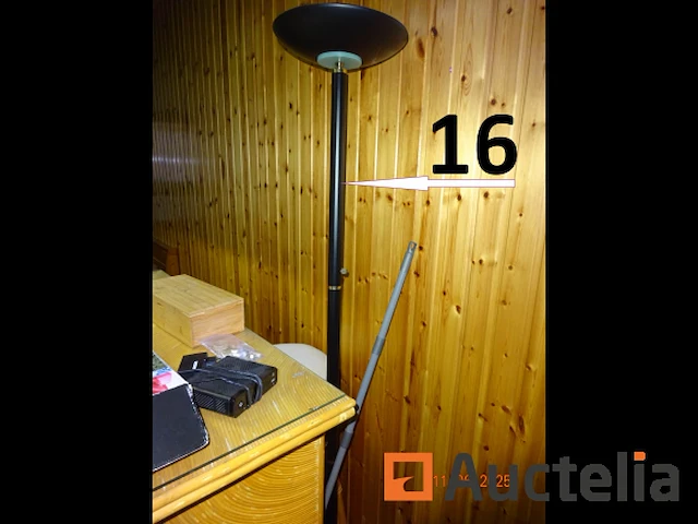 De hele kamer met uitzondering van de gemarkeerde kavels, namelijk: 1 tafel, 1 hoekbank, 2 stoelen in grijze stof, 1 salontafel, 2 kleine fauteuils in grijze stof, 1 kapstok, 1 directiestoel op wielen, 1 vuilnisbak, 1 kleine witte kast met twee deuren en twee lades, 1 hagen koffiezetapparaat, 5 koffers mouwloze k-way jassen met het opschrift "dubois", 1 zilveren lamp, 1 halogeen op een standaard, 1 kunstplant - afbeelding 6 van  16