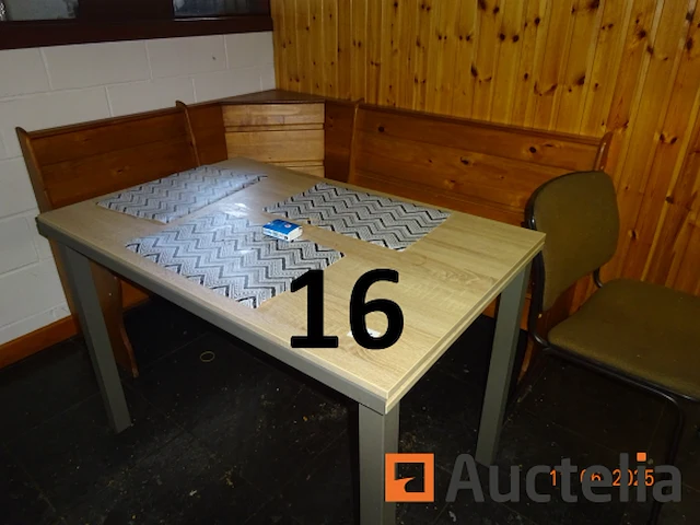 De hele kamer met uitzondering van de gemarkeerde kavels, namelijk: 1 tafel, 1 hoekbank, 2 stoelen in grijze stof, 1 salontafel, 2 kleine fauteuils in grijze stof, 1 kapstok, 1 directiestoel op wielen, 1 vuilnisbak, 1 kleine witte kast met twee deuren en twee lades, 1 hagen koffiezetapparaat, 5 koffers mouwloze k-way jassen met het opschrift "dubois", 1 zilveren lamp, 1 halogeen op een standaard, 1 kunstplant - afbeelding 1 van  16