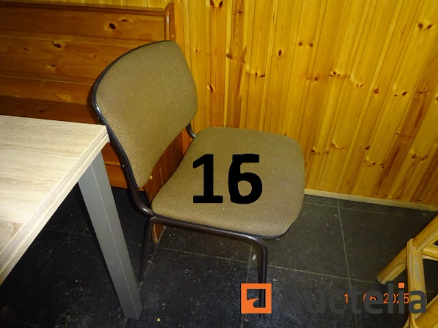 De hele kamer met uitzondering van de gemarkeerde kavels, namelijk: 1 tafel, 1 hoekbank, 2 stoelen in grijze stof, 1 salontafel, 2 kleine fauteuils in grijze stof, 1 kapstok, 1 directiestoel op wielen, 1 vuilnisbak, 1 kleine witte kast met twee deuren en twee lades, 1 hagen koffiezetapparaat, 5 koffers mouwloze k-way jassen met het opschrift "dubois", 1 zilveren lamp, 1 halogeen op een standaard, 1 kunstplant - afbeelding 9 van  16