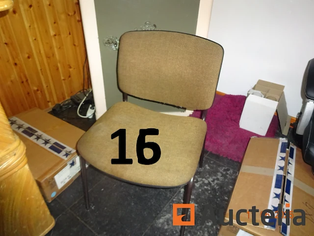 De hele kamer met uitzondering van de gemarkeerde kavels, namelijk: 1 tafel, 1 hoekbank, 2 stoelen in grijze stof, 1 salontafel, 2 kleine fauteuils in grijze stof, 1 kapstok, 1 directiestoel op wielen, 1 vuilnisbak, 1 kleine witte kast met twee deuren en twee lades, 1 hagen koffiezetapparaat, 5 koffers mouwloze k-way jassen met het opschrift "dubois", 1 zilveren lamp, 1 halogeen op een standaard, 1 kunstplant - afbeelding 10 van  16
