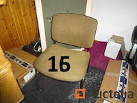 De hele kamer met uitzondering van de gemarkeerde kavels, namelijk: 1 tafel, 1 hoekbank, 2 stoelen in grijze stof, 1 salontafel, 2 kleine fauteuils in grijze stof, 1 kapstok, 1 directiestoel op wielen, 1 vuilnisbak, 1 kleine witte kast met twee deuren en twee lades, 1 hagen koffiezetapparaat, 5 koffers mouwloze k-way jassen met het opschrift "dubois", 1 zilveren lamp, 1 halogeen op een standaard, 1 kunstplant - afbeelding 10 van  16