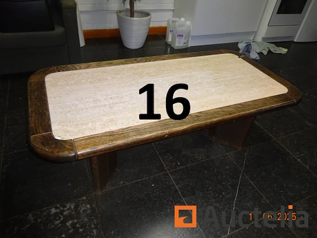 De hele kamer met uitzondering van de gemarkeerde kavels, namelijk: 1 tafel, 1 hoekbank, 2 stoelen in grijze stof, 1 salontafel, 2 kleine fauteuils in grijze stof, 1 kapstok, 1 directiestoel op wielen, 1 vuilnisbak, 1 kleine witte kast met twee deuren en twee lades, 1 hagen koffiezetapparaat, 5 koffers mouwloze k-way jassen met het opschrift "dubois", 1 zilveren lamp, 1 halogeen op een standaard, 1 kunstplant - afbeelding 11 van  16