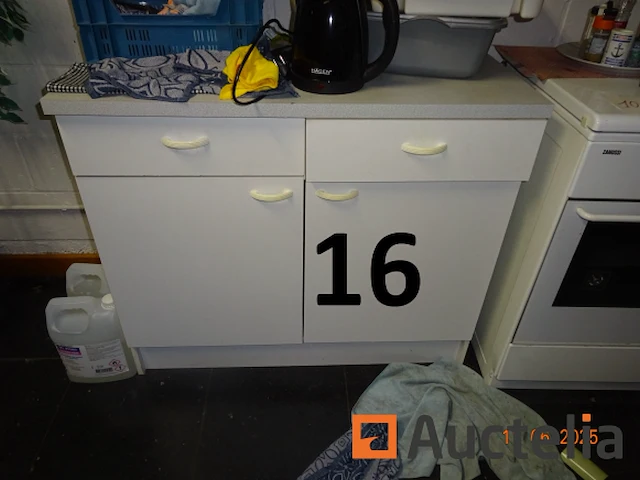 De hele kamer met uitzondering van de gemarkeerde kavels, namelijk: 1 tafel, 1 hoekbank, 2 stoelen in grijze stof, 1 salontafel, 2 kleine fauteuils in grijze stof, 1 kapstok, 1 directiestoel op wielen, 1 vuilnisbak, 1 kleine witte kast met twee deuren en twee lades, 1 hagen koffiezetapparaat, 5 koffers mouwloze k-way jassen met het opschrift "dubois", 1 zilveren lamp, 1 halogeen op een standaard, 1 kunstplant - afbeelding 12 van  16