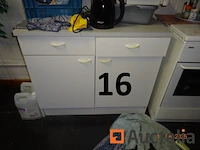 De hele kamer met uitzondering van de gemarkeerde kavels, namelijk: 1 tafel, 1 hoekbank, 2 stoelen in grijze stof, 1 salontafel, 2 kleine fauteuils in grijze stof, 1 kapstok, 1 directiestoel op wielen, 1 vuilnisbak, 1 kleine witte kast met twee deuren en twee lades, 1 hagen koffiezetapparaat, 5 koffers mouwloze k-way jassen met het opschrift "dubois", 1 zilveren lamp, 1 halogeen op een standaard, 1 kunstplant - afbeelding 12 van  16
