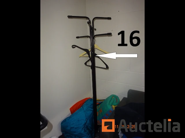 De hele kamer met uitzondering van de gemarkeerde kavels, namelijk: 1 tafel, 1 hoekbank, 2 stoelen in grijze stof, 1 salontafel, 2 kleine fauteuils in grijze stof, 1 kapstok, 1 directiestoel op wielen, 1 vuilnisbak, 1 kleine witte kast met twee deuren en twee lades, 1 hagen koffiezetapparaat, 5 koffers mouwloze k-way jassen met het opschrift "dubois", 1 zilveren lamp, 1 halogeen op een standaard, 1 kunstplant - afbeelding 13 van  16