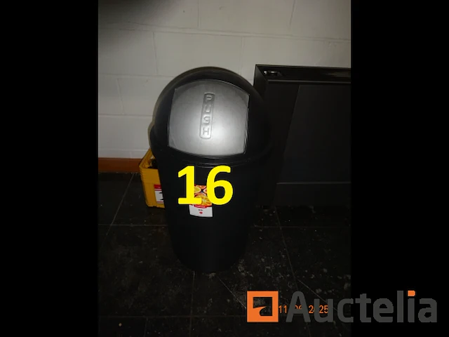 De hele kamer met uitzondering van de gemarkeerde kavels, namelijk: 1 tafel, 1 hoekbank, 2 stoelen in grijze stof, 1 salontafel, 2 kleine fauteuils in grijze stof, 1 kapstok, 1 directiestoel op wielen, 1 vuilnisbak, 1 kleine witte kast met twee deuren en twee lades, 1 hagen koffiezetapparaat, 5 koffers mouwloze k-way jassen met het opschrift "dubois", 1 zilveren lamp, 1 halogeen op een standaard, 1 kunstplant - afbeelding 14 van  16