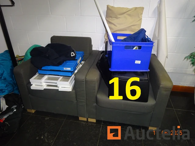 De hele kamer met uitzondering van de gemarkeerde kavels, namelijk: 1 tafel, 1 hoekbank, 2 stoelen in grijze stof, 1 salontafel, 2 kleine fauteuils in grijze stof, 1 kapstok, 1 directiestoel op wielen, 1 vuilnisbak, 1 kleine witte kast met twee deuren en twee lades, 1 hagen koffiezetapparaat, 5 koffers mouwloze k-way jassen met het opschrift "dubois", 1 zilveren lamp, 1 halogeen op een standaard, 1 kunstplant - afbeelding 16 van  16