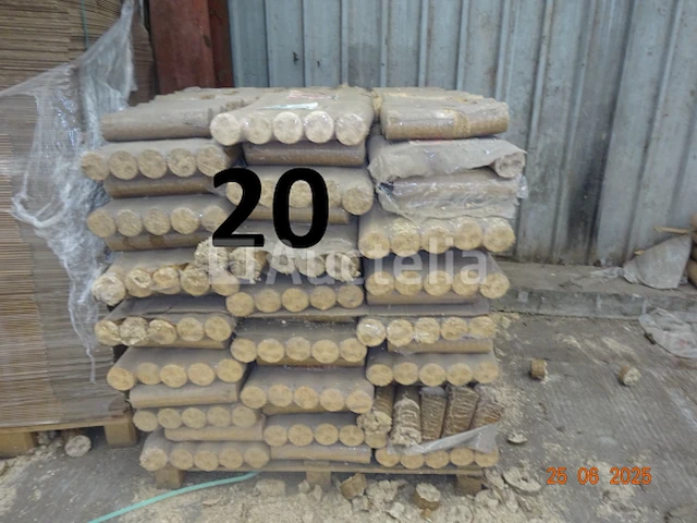 De inhoud van +/- 2 pallets houtbriketten in frietjes - afbeelding 1 van  3