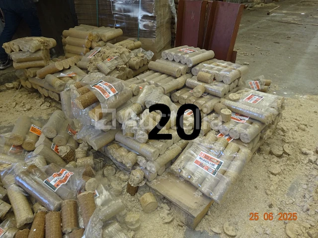 De inhoud van +/- 2 pallets houtbriketten in frietjes - afbeelding 2 van  3