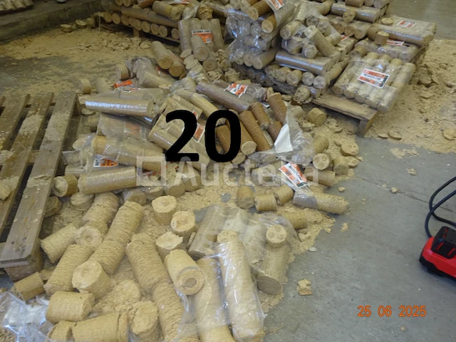 De inhoud van +/- 2 pallets houtbriketten in frietjes - afbeelding 3 van  3