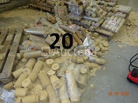 De inhoud van +/- 2 pallets houtbriketten in frietjes - afbeelding 3 van  3