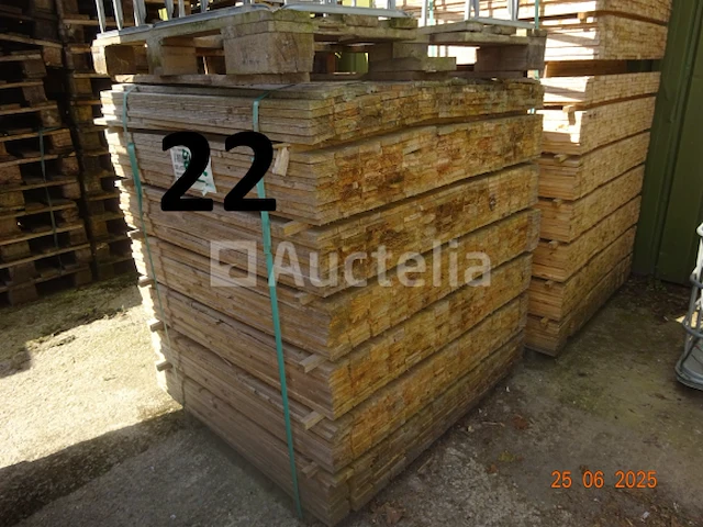 De inhoud van 3 houten pallets afm. 1000x0,75x0,16mm - afbeelding 1 van  3