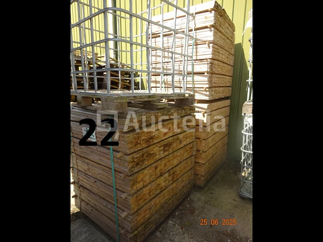 De inhoud van 3 houten pallets afm. 1000x0,75x0,16mm - afbeelding 2 van  3
