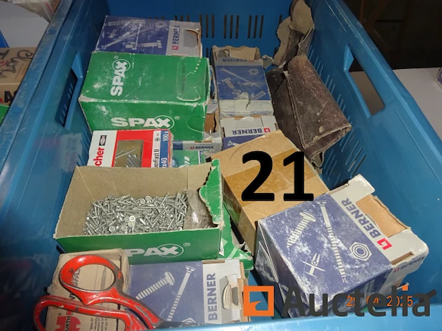 De inhoud van de drie blauwe pvc bakken (geen onderdeel van de verkoop) inclusief 1 grote voorraad schroeven, deurvergrendelingen, pluggen, spijkers (doos geopend) - afbeelding 1 van  4