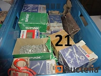 De inhoud van de drie blauwe pvc bakken (geen onderdeel van de verkoop) inclusief 1 grote voorraad schroeven, deurvergrendelingen, pluggen, spijkers (doos geopend) - afbeelding 1 van  4