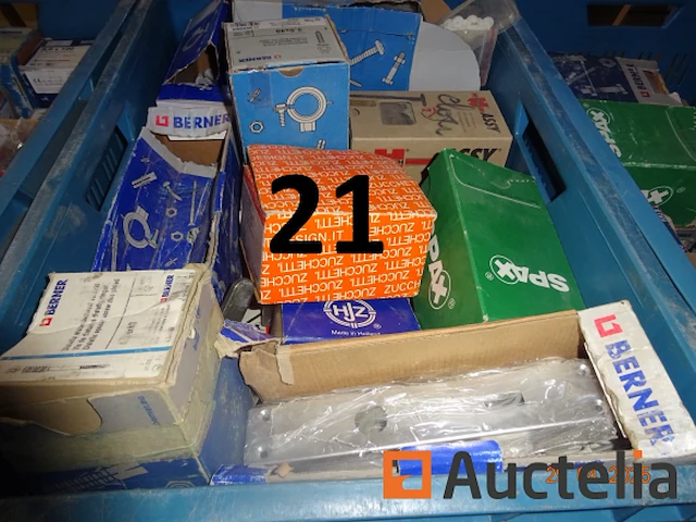 De inhoud van de drie blauwe pvc bakken (geen onderdeel van de verkoop) inclusief 1 grote voorraad schroeven, deurvergrendelingen, pluggen, spijkers (doos geopend) - afbeelding 2 van  4