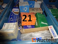 De inhoud van de drie blauwe pvc bakken (geen onderdeel van de verkoop) inclusief 1 grote voorraad schroeven, deurvergrendelingen, pluggen, spijkers (doos geopend) - afbeelding 2 van  4