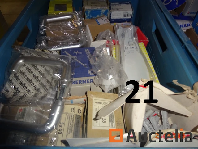 De inhoud van de drie blauwe pvc bakken (geen onderdeel van de verkoop) inclusief 1 grote voorraad schroeven, deurvergrendelingen, pluggen, spijkers (doos geopend) - afbeelding 3 van  4