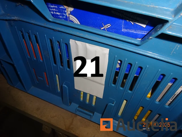 De inhoud van de drie blauwe pvc bakken (geen onderdeel van de verkoop) inclusief 1 grote voorraad schroeven, deurvergrendelingen, pluggen, spijkers (doos geopend) - afbeelding 4 van  4
