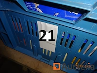 De inhoud van de drie blauwe pvc bakken (geen onderdeel van de verkoop) inclusief 1 grote voorraad schroeven, deurvergrendelingen, pluggen, spijkers (doos geopend) - afbeelding 4 van  4