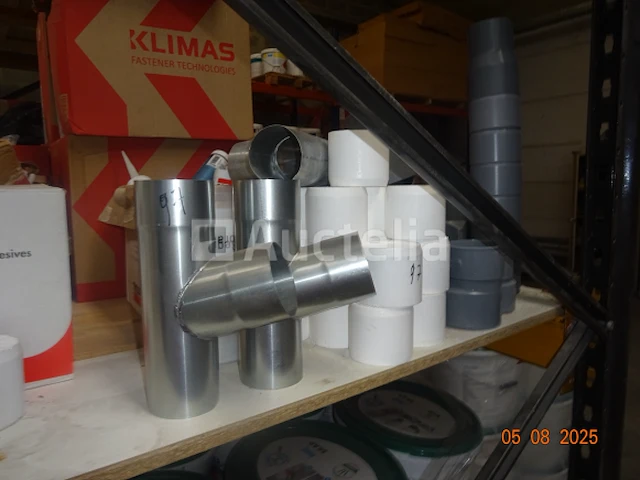 De inhoud van de plank zoals siliconen bus en 1 set van +/- 8 dozen mechanische isolatiebevestiging - afbeelding 4 van  5