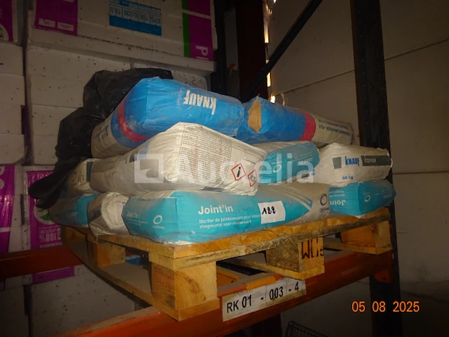De inhoud van de vaste plank die zich op de bovenste verdieping bevindt, 1 pallet met cementzakken, tegelvoegen, 2 pallets met briketten, 1 pallet met een stortbak en inclusief reserveonderdelen, 1 schuimrol voor parket, diverse dozen met rolluikdozen - afbeelding 1 van  5