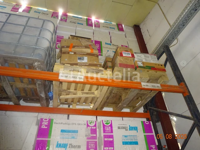 De inhoud van de vaste plank die zich op de bovenste verdieping bevindt, 1 pallet met cementzakken, tegelvoegen, 2 pallets met briketten, 1 pallet met een stortbak en inclusief reserveonderdelen, 1 schuimrol voor parket, diverse dozen met rolluikdozen - afbeelding 2 van  5
