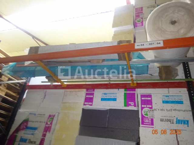 De inhoud van de vaste plank die zich op de bovenste verdieping bevindt, 1 pallet met cementzakken, tegelvoegen, 2 pallets met briketten, 1 pallet met een stortbak en inclusief reserveonderdelen, 1 schuimrol voor parket, diverse dozen met rolluikdozen - afbeelding 3 van  5