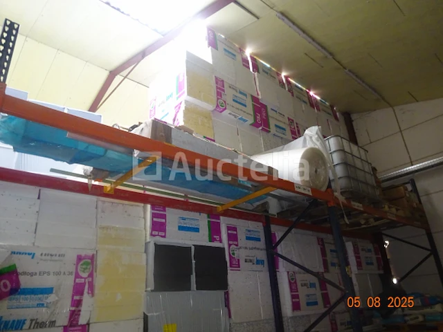 De inhoud van de vaste plank die zich op de bovenste verdieping bevindt, 1 pallet met cementzakken, tegelvoegen, 2 pallets met briketten, 1 pallet met een stortbak en inclusief reserveonderdelen, 1 schuimrol voor parket, diverse dozen met rolluikdozen - afbeelding 4 van  5