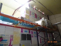 De inhoud van de vaste plank die zich op de bovenste verdieping bevindt, 1 pallet met cementzakken, tegelvoegen, 2 pallets met briketten, 1 pallet met een stortbak en inclusief reserveonderdelen, 1 schuimrol voor parket, diverse dozen met rolluikdozen - afbeelding 4 van  5