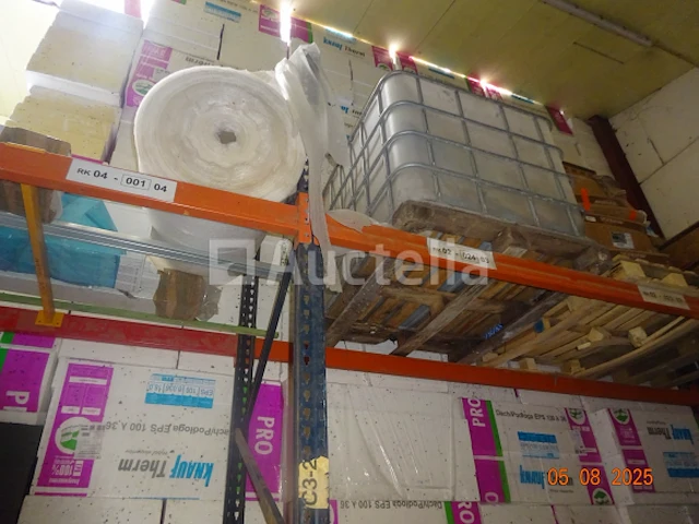 De inhoud van de vaste plank die zich op de bovenste verdieping bevindt, 1 pallet met cementzakken, tegelvoegen, 2 pallets met briketten, 1 pallet met een stortbak en inclusief reserveonderdelen, 1 schuimrol voor parket, diverse dozen met rolluikdozen - afbeelding 5 van  5