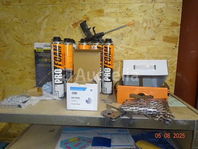 De inhoud van drie planken in de berging inclusief sloten, siliconen blikken, polyurethaan blikken, schroefdozen, frame hout, etc., 1 metalen kast met schuifdeur - afbeelding 2 van  12
