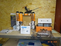 De inhoud van drie planken in de berging inclusief sloten, siliconen blikken, polyurethaan blikken, schroefdozen, frame hout, etc., 1 metalen kast met schuifdeur - afbeelding 2 van  12