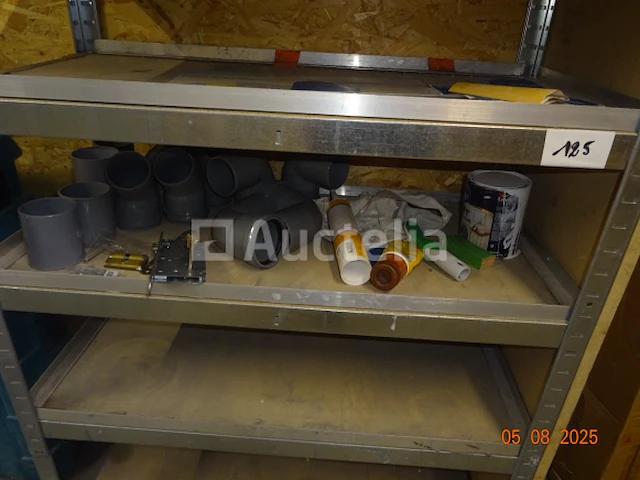 De inhoud van drie planken in de berging inclusief sloten, siliconen blikken, polyurethaan blikken, schroefdozen, frame hout, etc., 1 metalen kast met schuifdeur - afbeelding 3 van  12