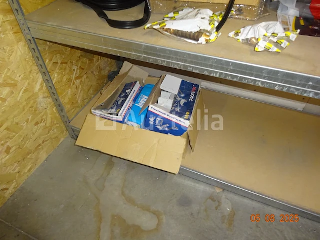 De inhoud van drie planken in de berging inclusief sloten, siliconen blikken, polyurethaan blikken, schroefdozen, frame hout, etc., 1 metalen kast met schuifdeur - afbeelding 4 van  12