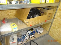 De inhoud van drie planken in de berging inclusief sloten, siliconen blikken, polyurethaan blikken, schroefdozen, frame hout, etc., 1 metalen kast met schuifdeur - afbeelding 1 van  12
