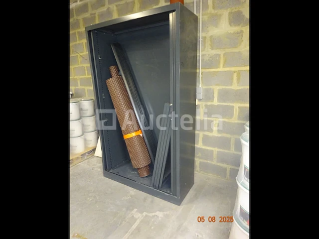 De inhoud van drie planken in de berging inclusief sloten, siliconen blikken, polyurethaan blikken, schroefdozen, frame hout, etc., 1 metalen kast met schuifdeur - afbeelding 5 van  12