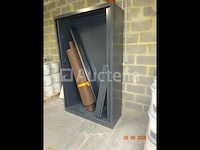 De inhoud van drie planken in de berging inclusief sloten, siliconen blikken, polyurethaan blikken, schroefdozen, frame hout, etc., 1 metalen kast met schuifdeur - afbeelding 5 van  12