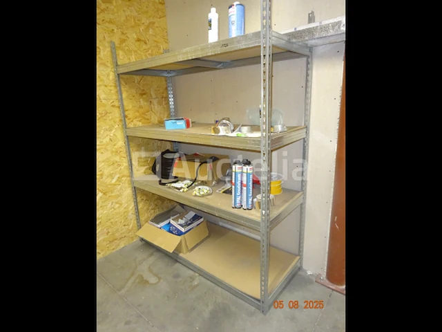 De inhoud van drie planken in de berging inclusief sloten, siliconen blikken, polyurethaan blikken, schroefdozen, frame hout, etc., 1 metalen kast met schuifdeur - afbeelding 6 van  12