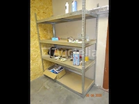 De inhoud van drie planken in de berging inclusief sloten, siliconen blikken, polyurethaan blikken, schroefdozen, frame hout, etc., 1 metalen kast met schuifdeur - afbeelding 6 van  12