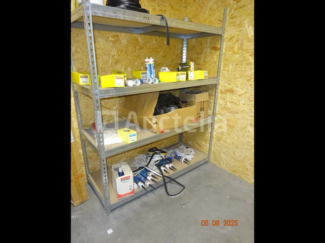 De inhoud van drie planken in de berging inclusief sloten, siliconen blikken, polyurethaan blikken, schroefdozen, frame hout, etc., 1 metalen kast met schuifdeur - afbeelding 7 van  12